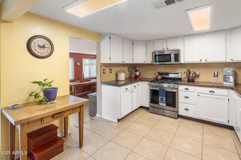 Kitchen - 901 E Hearn Rd, Phoenix, AZ 85022 photo 2 of 2