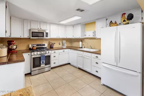 Kitchen - 901 E Hearn Rd, Phoenix, AZ 85022 photo 1 of 2