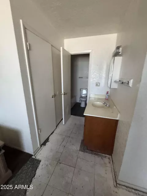 Bath - 1014 E Romley Ave, Phoenix, AZ 85040 photo 1 of 4