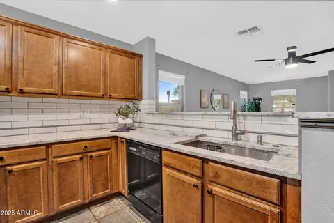 Kitchen - 1314 S Bridgegate Dr, Gilbert, AZ 85296 photo 4 of 5