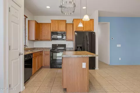 Kitchen - 2119 E Phelps Rd, Phoenix, AZ 85022 photo 2 of 4