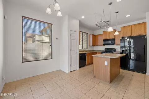 Kitchen - 2119 E Phelps Rd, Phoenix, AZ 85022 photo 4 of 4
