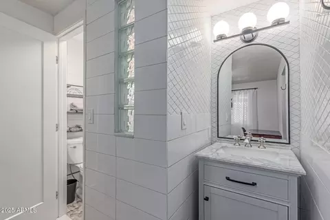 Bath - 844 E Townley Ave, Phoenix, AZ 85020 photo 2 of 3