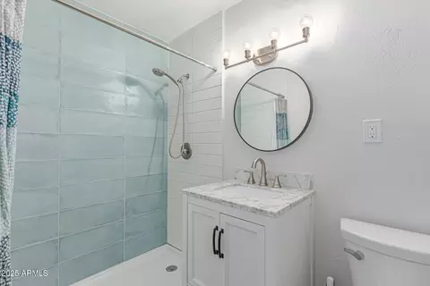 Bath - 844 E Townley Ave, Phoenix, AZ 85020 photo 1 of 3