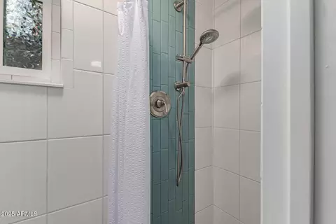 Bath - 844 E Townley Ave, Phoenix, AZ 85020 photo 3 of 3