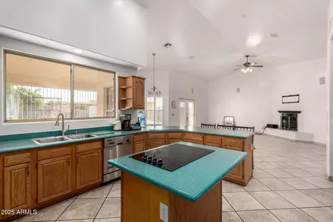 Kitchen - 8828 S 16th St, Phoenix, AZ 85042 photo 2 of 4
