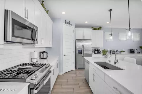 Kitchen - 2484 E Pelican Dr, Gilbert, AZ 85297 photo 3 of 4