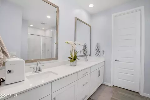 Bath - 2484 E Pelican Dr, Gilbert, AZ 85297 photo 1 of 3