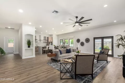 Living - 434 S Jared Dr, Gilbert, AZ 85296 photo 1 of 4