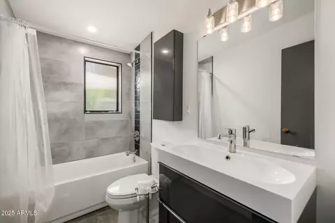Bath - 5739 N 11th St, Phoenix, AZ 85014 photo 3 of 4