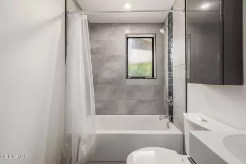 Bath - 5739 N 11th St, Phoenix, AZ 85014 photo 4 of 4