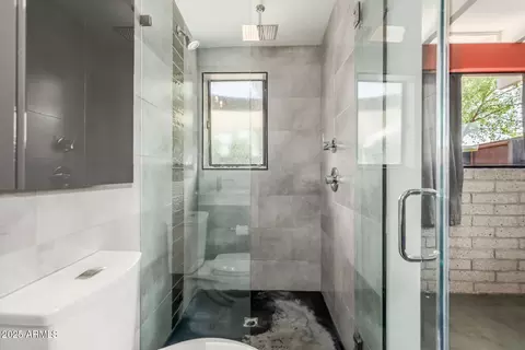 Bath - 5739 N 11th St, Phoenix, AZ 85014 photo 2 of 4