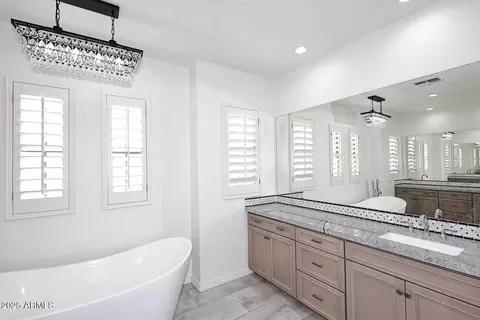 Bath - 3931 E Crest Ln, Phoenix, AZ 85050 photo 4 of 7