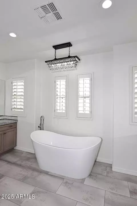 Bath - 3931 E Crest Ln, Phoenix, AZ 85050 photo 6 of 7