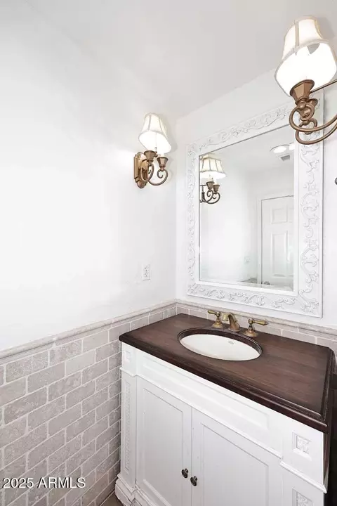 Bath - 3931 E Crest Ln, Phoenix, AZ 85050 photo 3 of 7