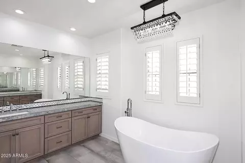 Bath - 3931 E Crest Ln, Phoenix, AZ 85050 photo 5 of 7