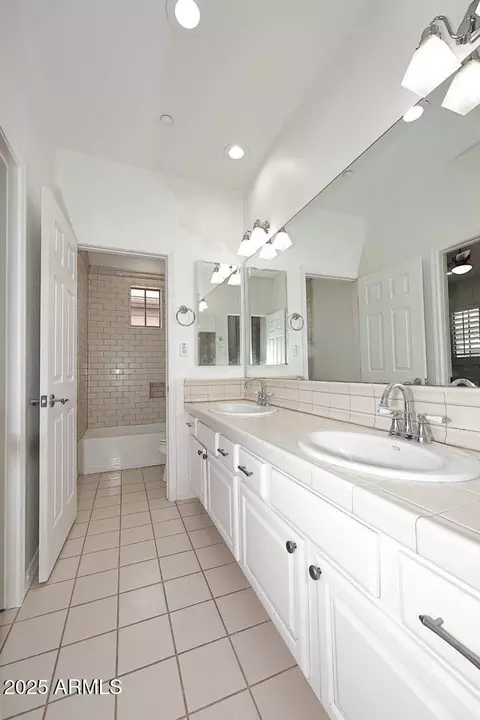 Bath - 3931 E Crest Ln, Phoenix, AZ 85050 photo 1 of 7