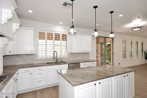Kitchen - 3931 E Crest Ln, Phoenix, AZ 85050 photo 4 of 5