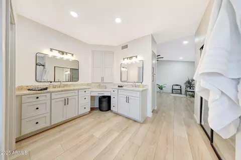 Bath - 306 E Sarah Ln, Tempe, AZ 85284 photo 3 of 4