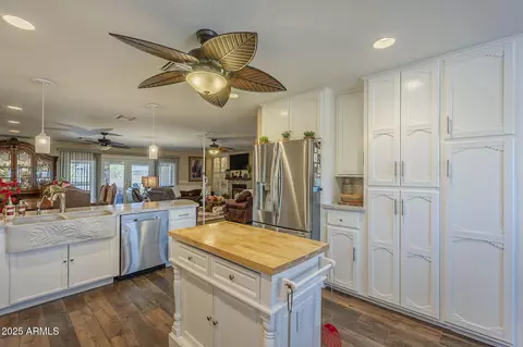 Kitchen - 5742 E 20th Ave, Apache Junction, AZ 85119 photo 3 of 5