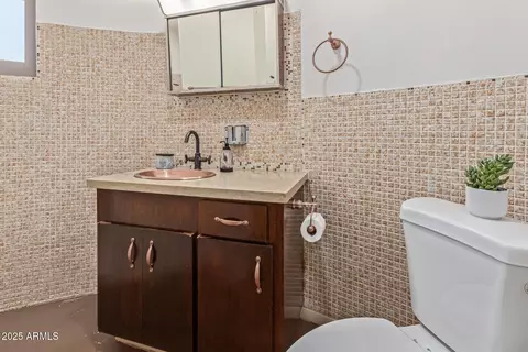 Bath - 1545 E Christy Dr, Phoenix, AZ 85020 photo 1 of 3
