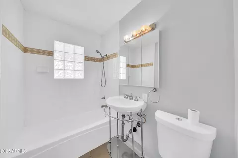 Bath - 6808 N 11th St, Phoenix, AZ 85014 photo 1 of 4