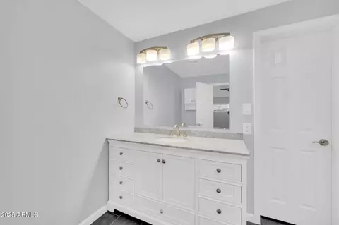 Bath - 6808 N 11th St, Phoenix, AZ 85014 photo 2 of 4