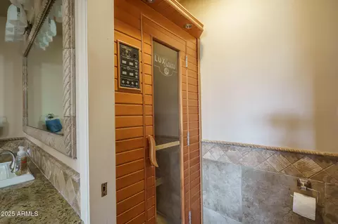 Bath - 15 E Briles Rd, Phoenix, AZ 85085 photo 4 of 7