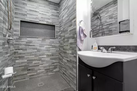 Bath - 1032 E Redfield Rd, Tempe, AZ 85283 photo 2 of 3