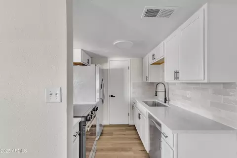 Kitchen - 4714 E Broadway Rd, Phoenix, AZ 85040 photo 1 of 3
