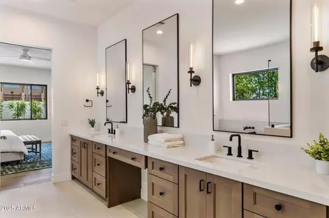 Bath - 3848 E Fairmount Ave, Phoenix, AZ 85018 photo 3 of 6
