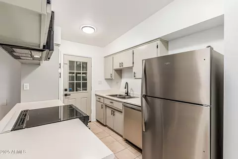 Kitchen - 1258 E Campus Dr, Tempe, AZ 85282 photo 3 of 4