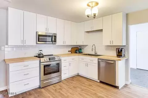 Kitchen - 2723 Towell St, Overgaard, AZ 85933 photo 1 of 2