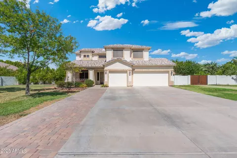 Exterior - 1015 S 132nd St, Gilbert, AZ 85233 photo 2 of 13