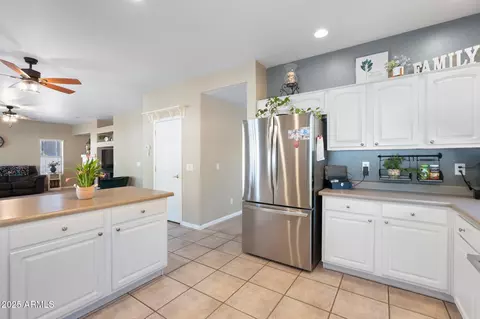 Kitchen - 1015 S 132nd St, Gilbert, AZ 85233 photo 2 of 7