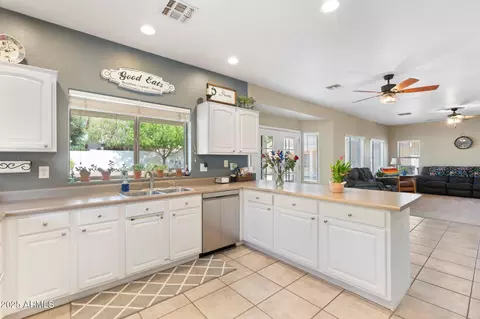 Kitchen - 1015 S 132nd St, Gilbert, AZ 85233 photo 3 of 7