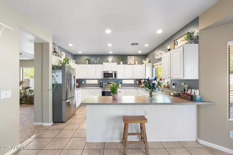 Kitchen - 1015 S 132nd St, Gilbert, AZ 85233 photo 5 of 7