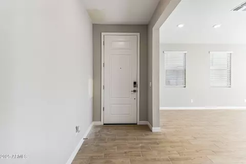 5827 E Covey Ln, Phoenix, AZ 85054 photo 3