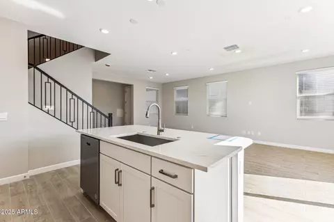 5827 E Covey Ln, Phoenix, AZ 85054 photo 9