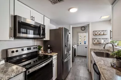 Kitchen - 1120 E Beryl Ave, Phoenix, AZ 85020 photo 1 of 2