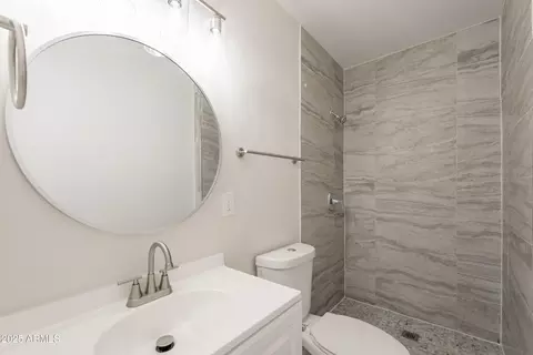 Bath - 2327 E Chipman Rd, Phoenix, AZ 85040 photo 2 of 2