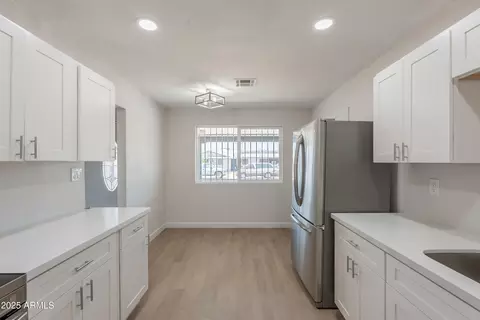 Kitchen - 2327 E Chipman Rd, Phoenix, AZ 85040 photo 3 of 3