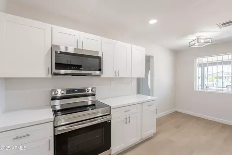 Kitchen - 2327 E Chipman Rd, Phoenix, AZ 85040 photo 2 of 3