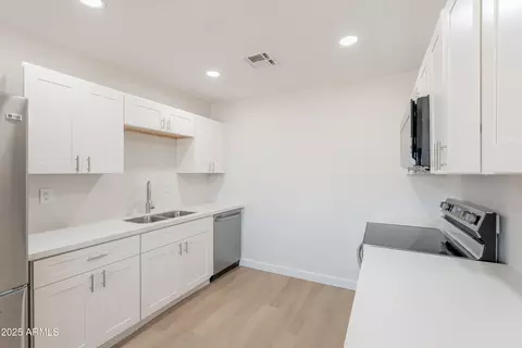 Kitchen - 2327 E Chipman Rd, Phoenix, AZ 85040 photo 1 of 3