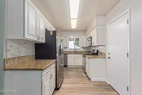 Kitchen - 5204 E Colby St, Mesa, AZ 85205 photo 5 of 5