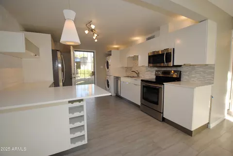 Kitchen - 4348 N 36th Pl, Phoenix, AZ 85018 photo 4 of 6