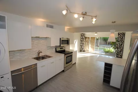Kitchen - 4348 N 36th Pl, Phoenix, AZ 85018 photo 5 of 6