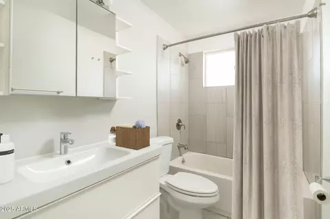 Bath - 4348 N 36th Pl, Phoenix, AZ 85018 photo 1 of 1