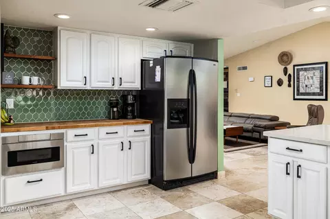Kitchen - 2301 E Sunnyside Dr, Phoenix, AZ 85028 photo 4 of 5