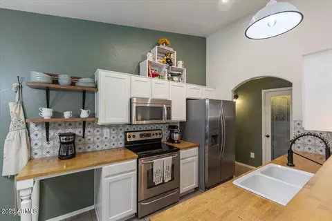 Kitchen - 9329 E Olla Ave, Mesa, AZ 85212 photo 2 of 4